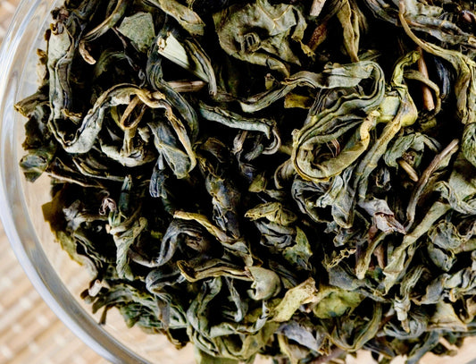 L’ESSENCE DU THÉ VERT - TRADITION ET SANTÉ EN TASSE